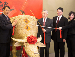 開幕當天現場，副市長蕭家旗以打「春牛」方式揭開喜牛節序幕
