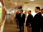 胡志強市長蒞臨參觀喜牛節，圖左作品為副市長蕭家旗所創作之油畫作品。