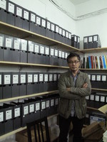 徐文瑞老師。背方是當代藝術中心蒐集的文獻資料