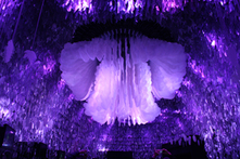 夢想館大廳的花朵動力機械裝置在燈光變化下開展。