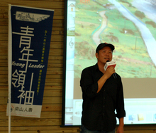 知名唱片包裝設計師蕭青陽蒞校和學生分享他的人生故事。