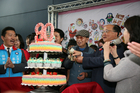 彩虹爺爺黃永阜（右3）今年90大壽，台中市文化局為他安排一場別開生面的生日Party，在台中市長胡志強（右2）陪同下，切下特製的「彩虹蛋糕」。