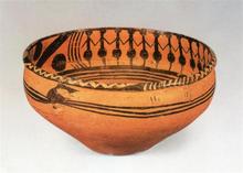 舞蹈紋彩陶盆，出土於青海同德宗日遺址中的一座馬家窯類型墓葬，約西元前3300年至西元前2050年。
