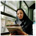 女人讀總線上，德黑蘭，伊朗 ，2006年Sanaz Mazinani