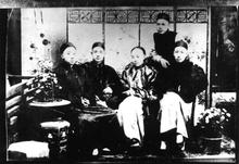 圖6/可能激發《十月圍城》構思的一禎歷史鏡頭。坐者左起楊鶴林、孫中山、陳少白、尤列。