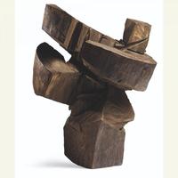 圖5 朱銘，《太極．轉身擺蓮》，1990，木雕，高70.3㎝ / 香港蘇富比，成交價484萬港元
