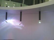 4-宋璽德《北極光系列》，不繡鋼、馬達、培林、LED，16x16x108cm，2010。