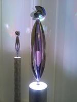 1-宋璽德《流星雨系列》，不繡鋼、馬達、培林，22x22x140cm，2006。