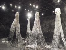 8-日本-塩田千春《記憶迷宮》，洋裝、黑色羊毛，尺寸依展出產地而異，2013。-1