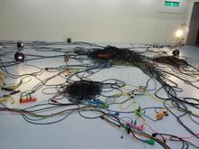 11-1日本-岩崎貴宏《混沌之外》，電扇、電攬捲筒，裝置，700x700cm，2013。