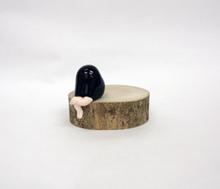 Kanako《Probably daily life 1(可能的一天生活)》，樹脂、木頭、油，9.5x7.5x7cm，2012。