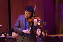 國際著名小提琴家呂思清以快板的薩拉沙泰《流浪者之歌》小提琴協奏曲與臺北市國樂團展開精彩的競奏，直讓觀眾大呼過癮 (攝影/徐欽盛)