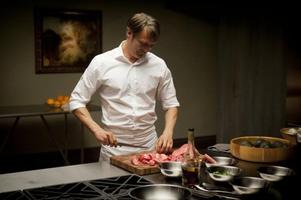 Hannibal Lector醫生的食人故事最近被翻拍成電視影集；因為其對於「食物」的烹調精製程度，在網路上還有「型男大主廚」的別稱。圖片來源：IMDB