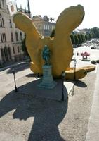 圖5：大型公共藝術作品《Stor Gul Kanin》（背面角度拍攝；該銅像為瑞典偉人Engelbrek），創作者：Florentijn Hofman（2011）。圖片網址：httpwww.flore