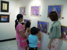 圖4：孩子看畫過程，記者劉霈真提供