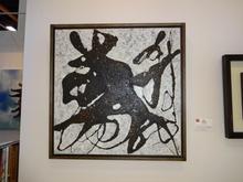 圖四、薛松〈書法意象〉作品，以動態的線條筆觸來表達其書道概念〈圖/楊雅君攝於高雄藝術博覽會駁二藝術特區。〉   