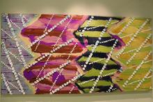 圖五：中村一美〈繪卷十八〉，以複合材質來呈現幾何構圖的圖式抽象概念，東京Kaikai Kiki Gallery 展出〈圖/楊雅君攝於高雄藝術博覽會駁二藝術特區。〉。