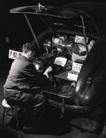 圖片2. 維加和被他改裝成工作室的車子, 1938, Courtesy of International Center of Photography, Source：https://greatsnap