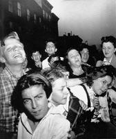 圖片4. 照片〈The First Murder〉, 1945, 維加以湊熱鬧的學生們與哀戚的死者姑姑的對比來表現死亡, 推翻了當時社會新聞的死板拍攝手法, Courtesy of Internati