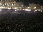 圖片1. 法國近十萬民眾聚集巴黎共和國廣場，弔念遇難者。照片來源：光明網www.gmw.cn
