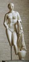 第一個女性裸體雕塑−美神阿芙羅狄特（Aphrodite）是由希臘雕塑家普拉克希特利斯（Praxiteles）所創作，此雕塑也成為了人們對裸體女子的傳統映像。圖片來源：https://www.wikip