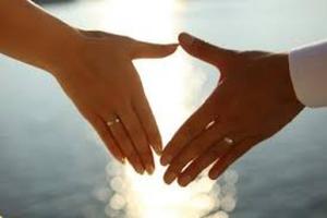 04結婚新人永結同心手勢。圖片來源：http://ppt.cc/W0A1B