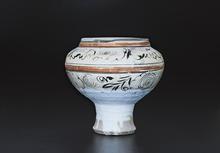 圖7：Lot 1053元磁州窯花卉紋雞腿罐，據說是陶瓷研究學者劉良佑先生舊藏，早年轉售南部藏家，由新台幣40,000元起拍，最後以48,000元落槌。