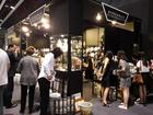 圖1：2017年5月27日香港國際古玩展現場，南京陶瓷有限公司攤位前，準備淘寶的與會民眾。