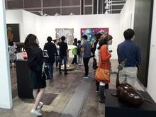 圖5：2017年3月24日香港Art Basel藝術博覽會現場，觀展民眾正穿梭在當代藝術間，尋找心儀的作品。