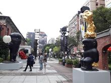 圖8：由台北當代藝術館右翼望去，藝術家李真成列的大型雕塑創作，未來勢必又將出沒於藝術市場上。