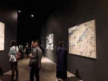 （圖2）香港ArtisTree的〈ZAHA HADID：There Should Be No End to Experimentation〉特展現場，主要以手稿、草圖與大型建築藍圖原件為主。